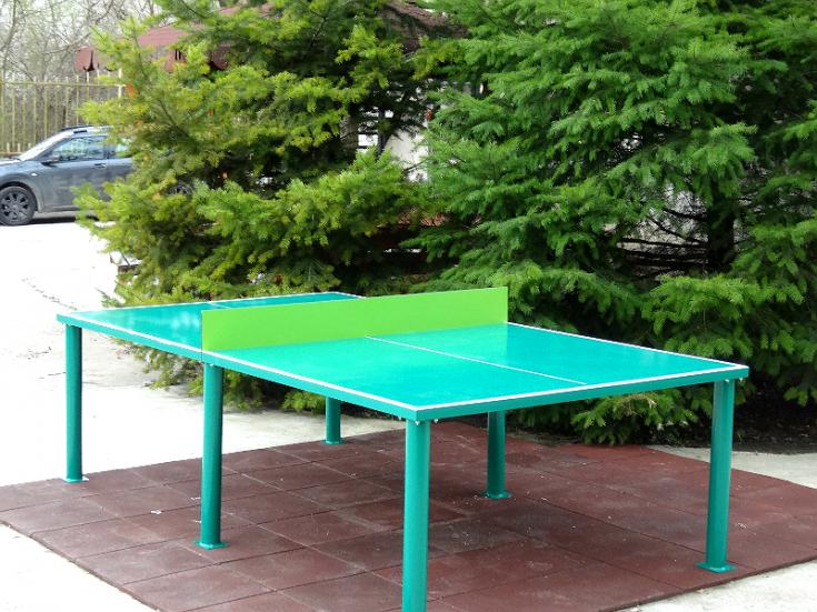 Outdoor tennis table