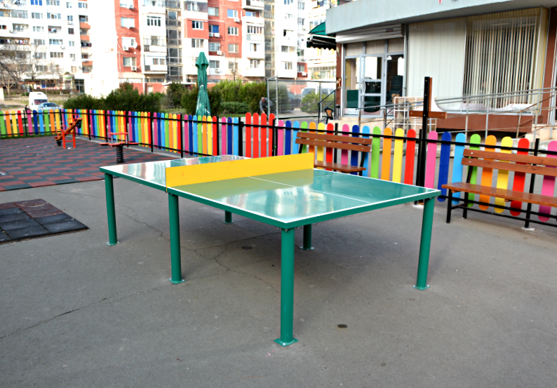 Outdoor tennis table