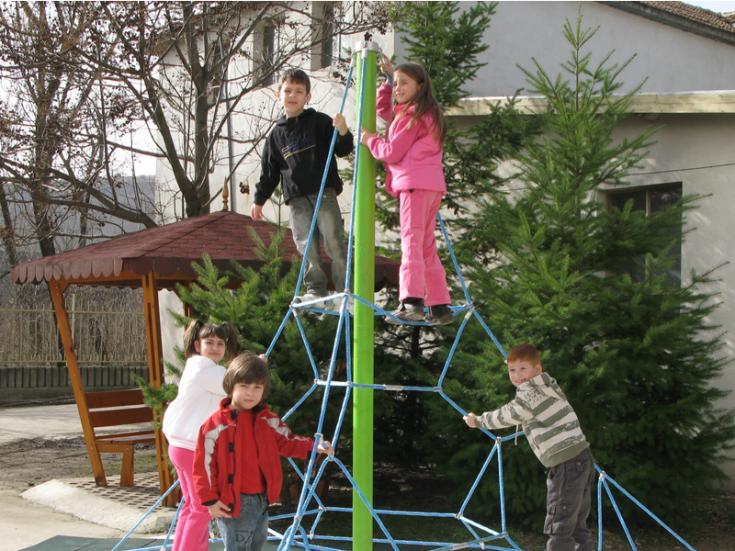 Детско съоръжение за катерене и баланс “Въжена пирамида”, модел С01